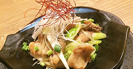 鶏皮とねぎの陶板焼き
